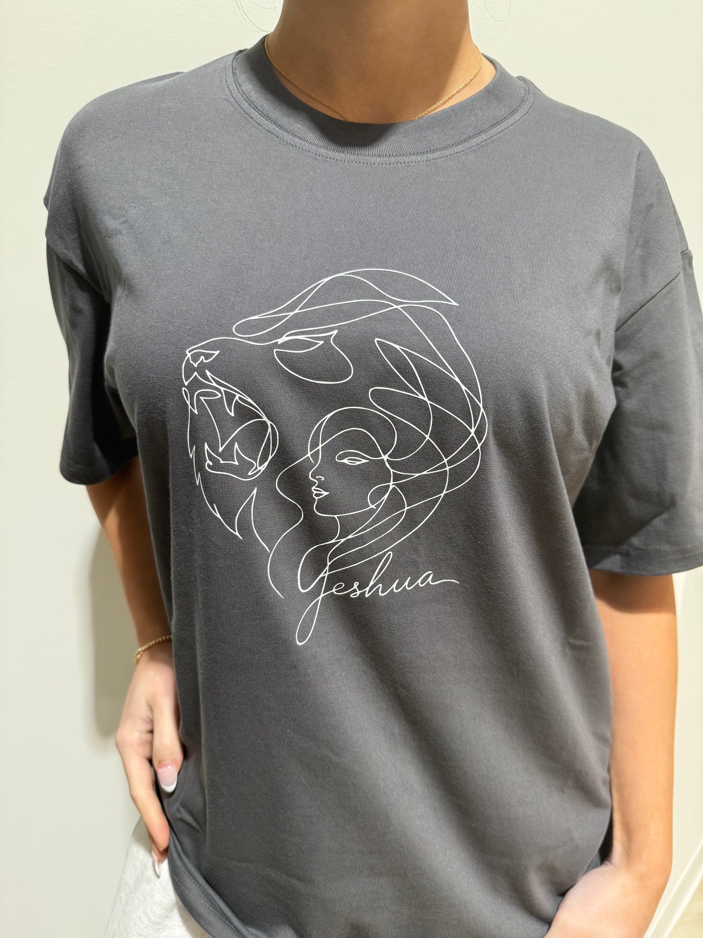 T-Shirt Yeshua — Aquele Que Vai à Nossa Frente