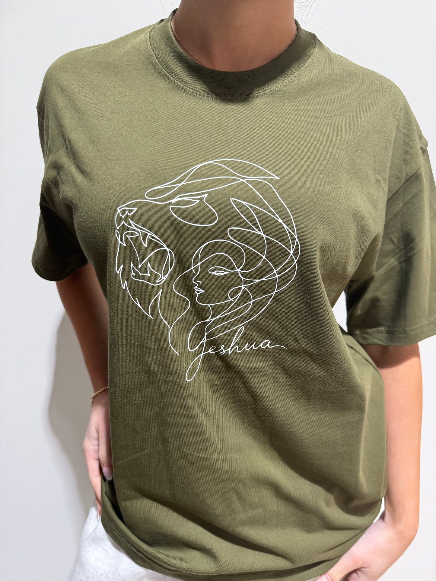 T-Shirt Yeshua — Aquele Que Vai à Nossa Frente